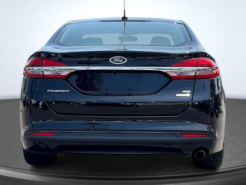 Used 2018 Ford Fusion SE w/ Fusion SE Technology Package FWD image 4