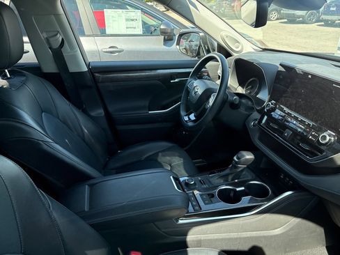Used 2022 Toyota Highlander Limited AWD/4WD image 4