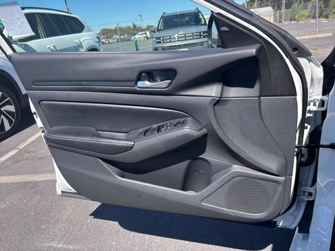 Used 2025 Nissan Altima 2.5 SV FWD image 18