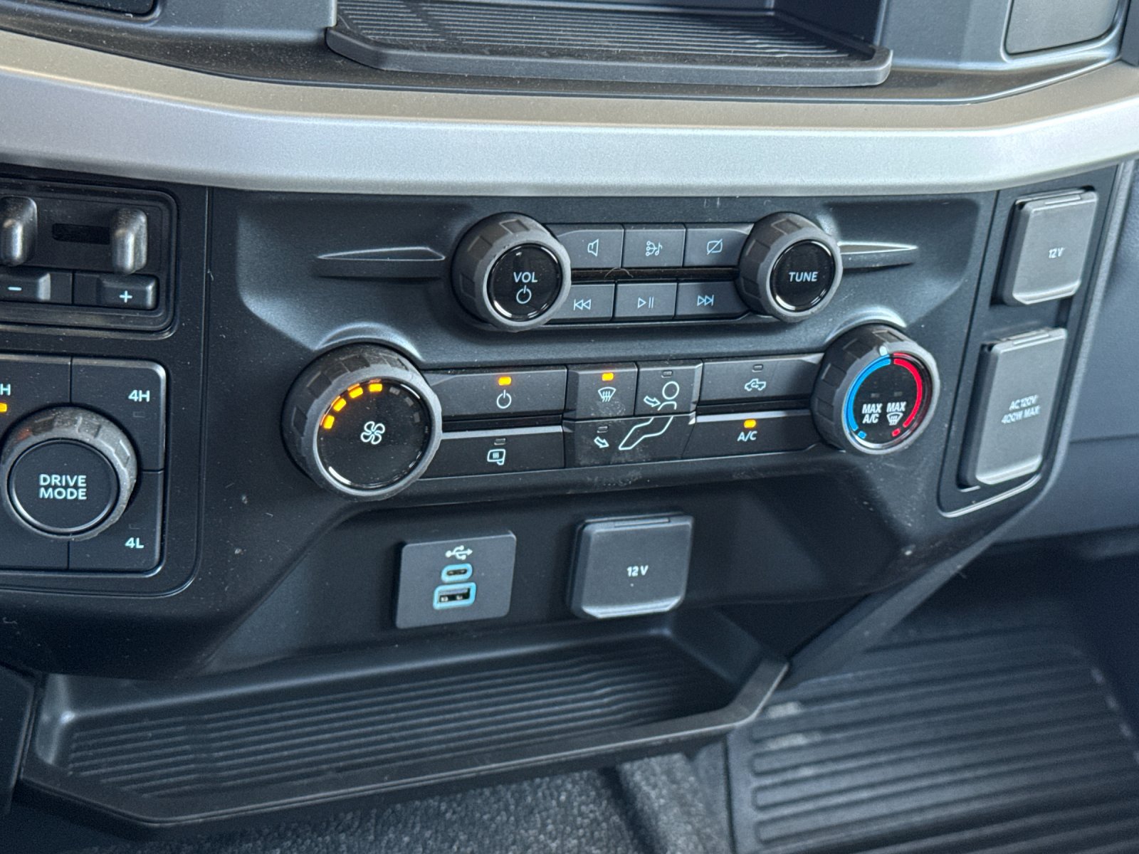 Used 2024 Ford F550 4x4 Regular Cab Super Duty image 19