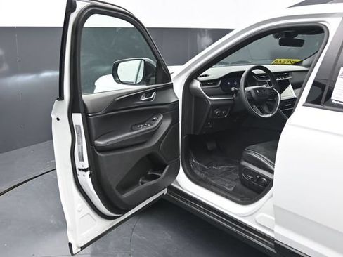 Used 2025 Jeep Grand Cherokee Altitude AWD/4WD image 11