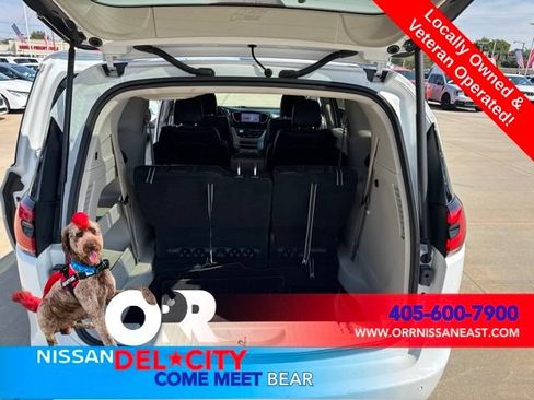 Used 2022 Chrysler Pacifica Touring-L FWD image 11