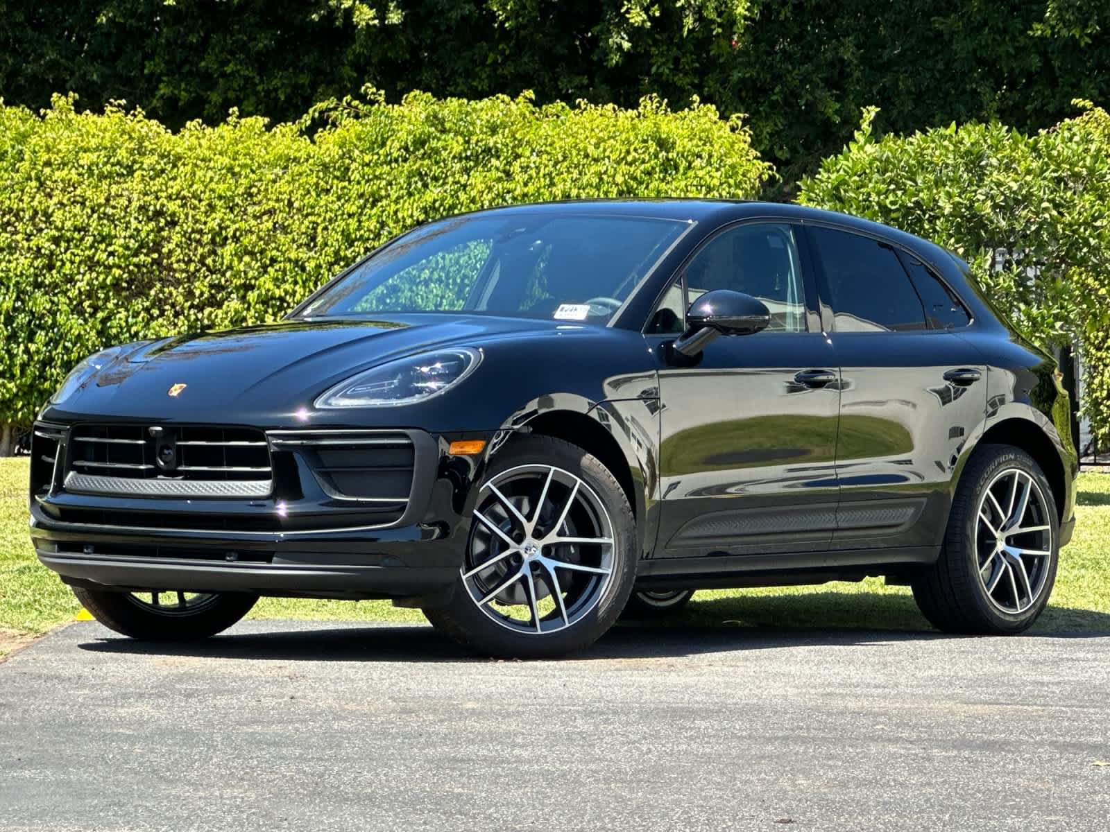 Certified 2025 Porsche Macan AWD/4WD image 1
