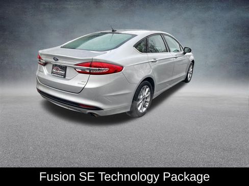 Used 2017 Ford Fusion SE w/ Fusion SE Technology Package image 6