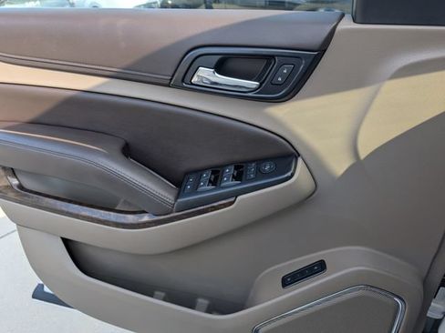 Used 2020 Chevrolet Suburban LT w/ Luxury Package RWD image 16