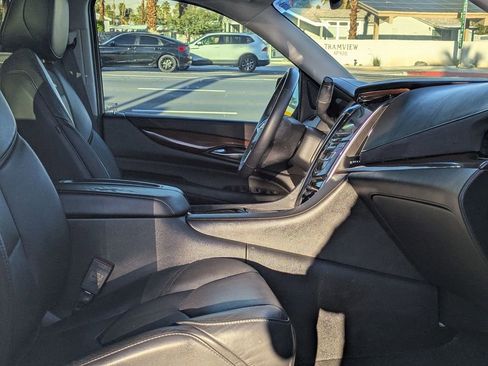 Used 2017 Cadillac Escalade ESV 4WD image 18