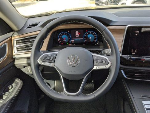Used 2025 Volkswagen Atlas SE image 21