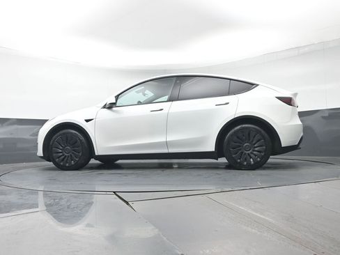 Used 2021 Tesla Model Y Long Range image 30