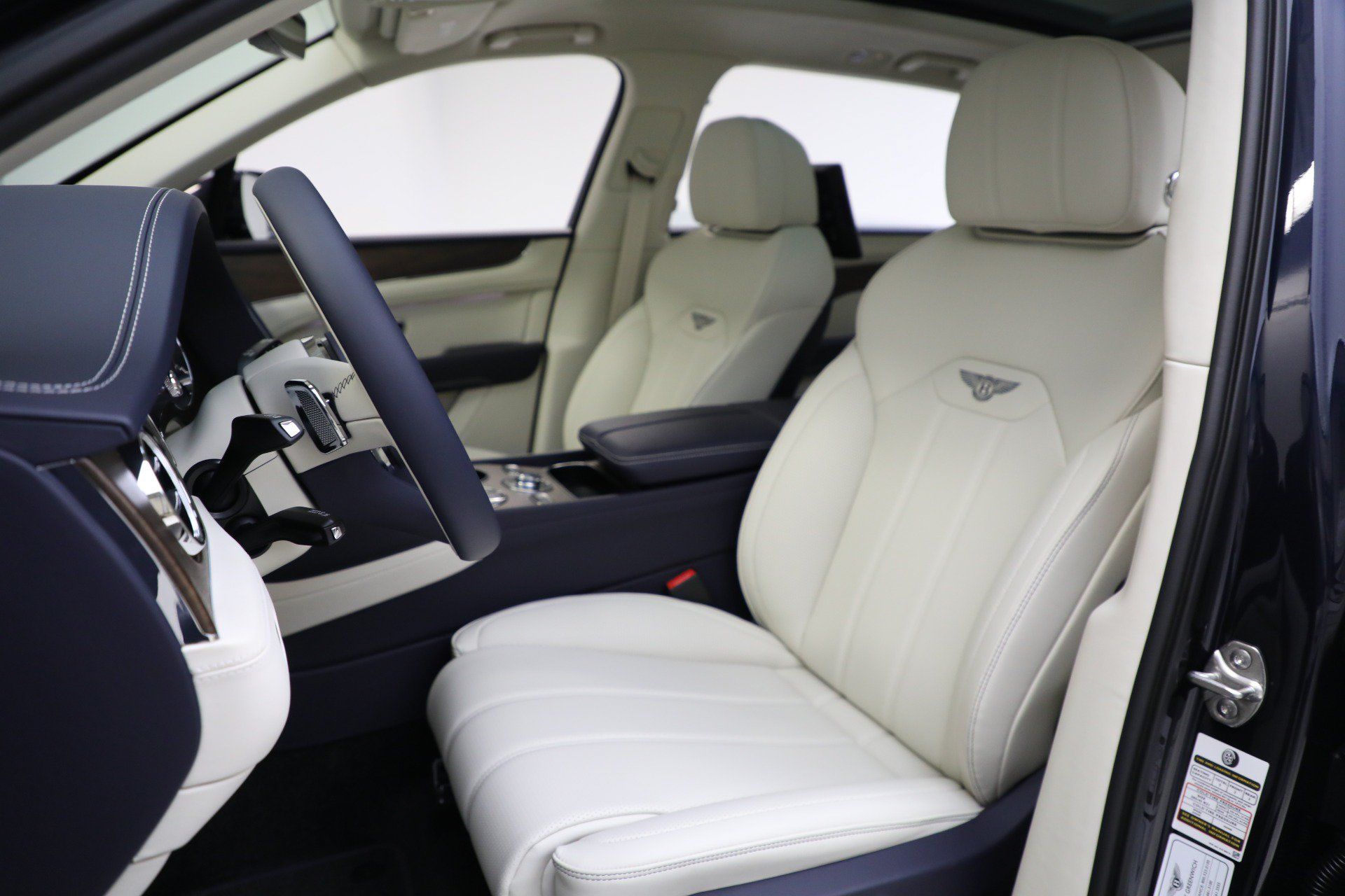 Used 2024 Bentley Bentayga Extended Wheelbase AWD/4WD image 19