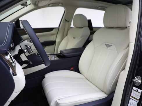 Used 2024 Bentley Bentayga Extended Wheelbase AWD/4WD image 19