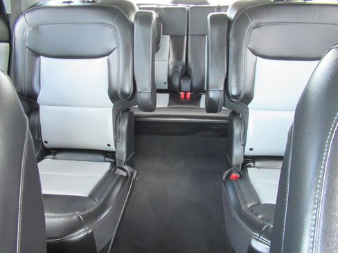 Used 2023 Ford Explorer XLT w/ Equipment Group 202A RWD image 17