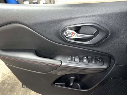 Used 2017 Jeep Cherokee Trailhawk w/ Comfort/Convenience Group image 19