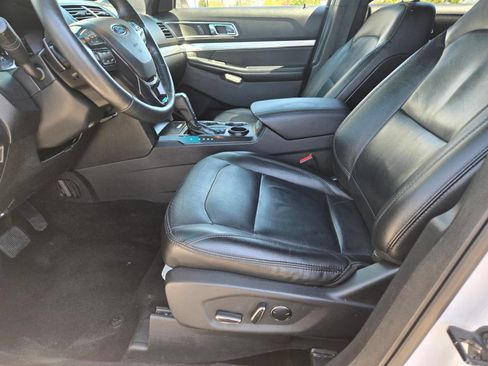 Used 2017 Ford Explorer XLT w/ Equipment Group 202A FWD image 12