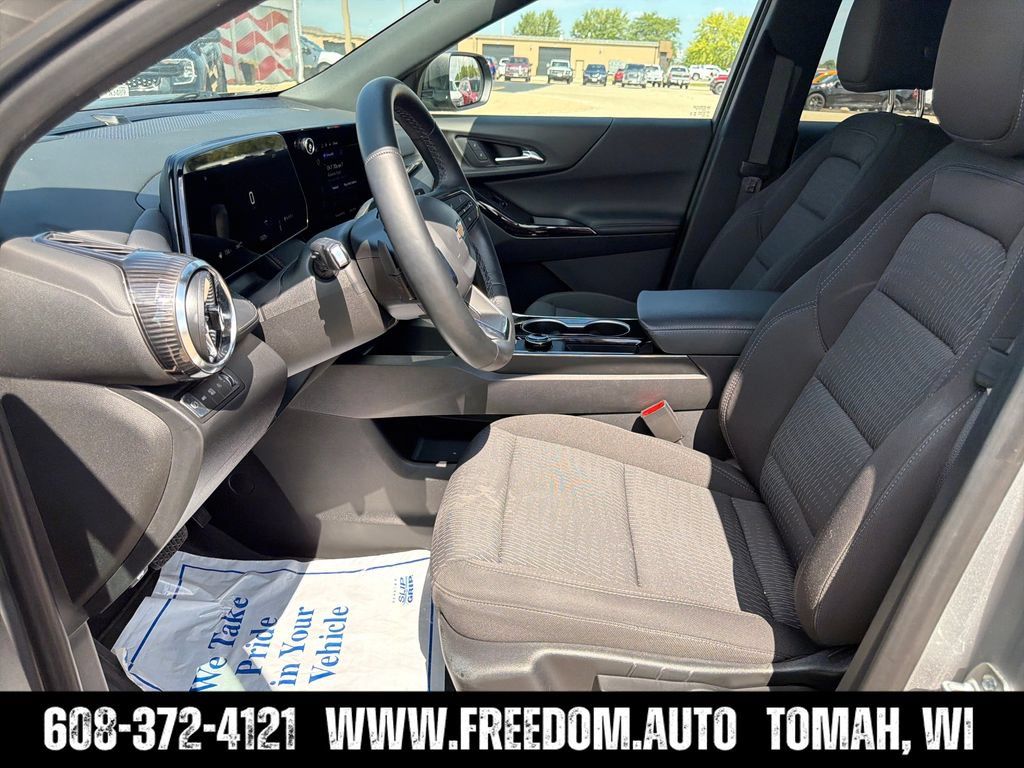 Used 2026 Chevrolet Equinox LT AWD/4WD image 23