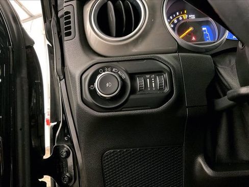 Used 2018 Jeep Wrangler Unlimited Sahara AWD/4WD image 30