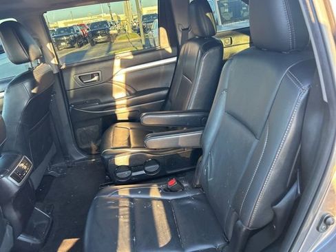 Used 2019 Toyota Highlander XLE image 11