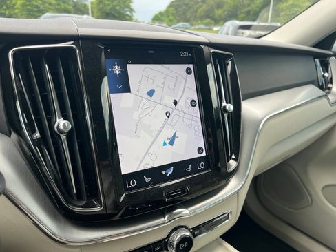 Used 2019 Volvo XC60 T5 Momentum w/ Premium Package FWD image 14