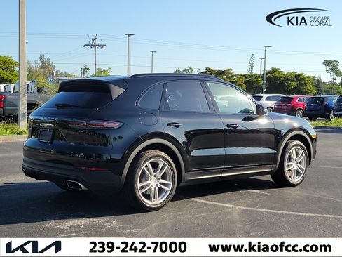 Used 2023 Porsche Cayenne AWD/4WD image 6