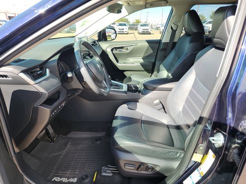 Used 2021 Toyota RAV4 XLE Premium image 11