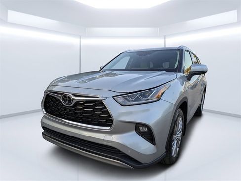 Used 2024 Toyota Highlander Platinum image 7