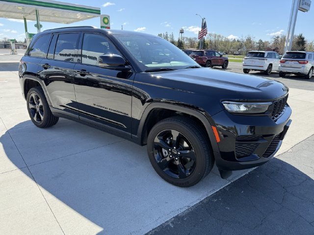 Used 2023 Jeep Grand Cherokee Altitude AWD/4WD image 1