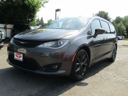 Used 2018 Chrysler Pacifica Touring-L Plus FWD image 3