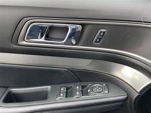 Certified 2018 Ford Explorer XLT FWD image 10