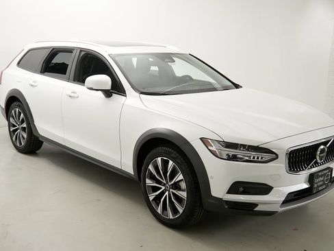 Certified 2025 Volvo V90 B6 Cross Country Plus AWD/4WD image 4