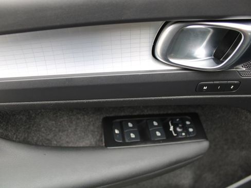 Used 2022 Volvo XC40 T4 Momentum image 15