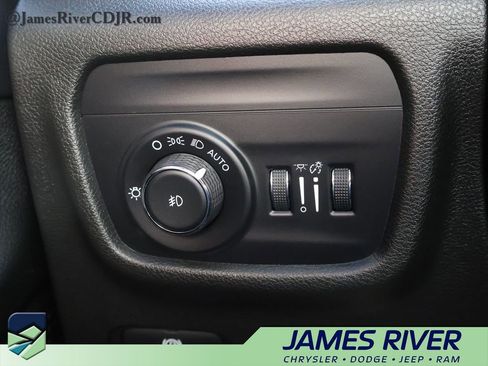 Used 2023 Jeep Grand Cherokee L Limited w/ Black Appearance Package image 32