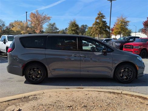 Used 2023 Chrysler Pacifica Limited w/ Uconnect Theater Family Group image 3