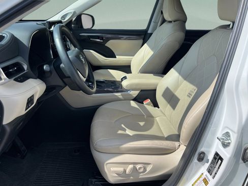 Used 2023 Toyota Highlander Platinum FWD image 24