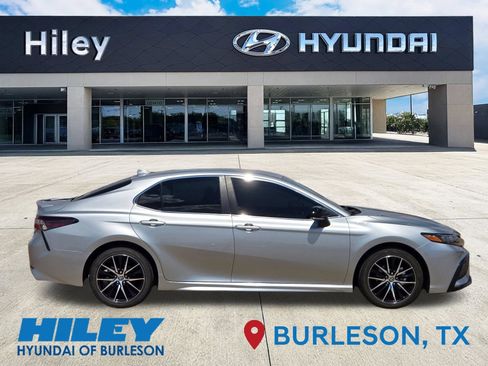 Used 2024 Toyota Camry SE FWD image 3