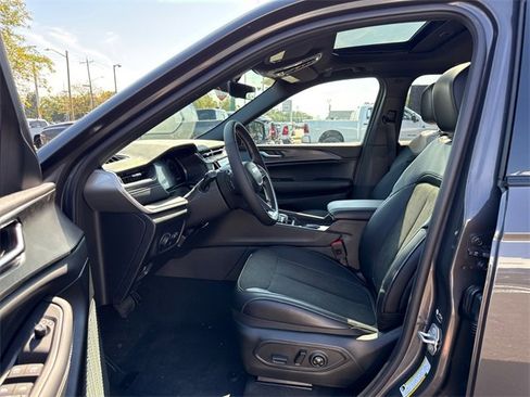 New 2025 Jeep Grand Cherokee Altitude image 2