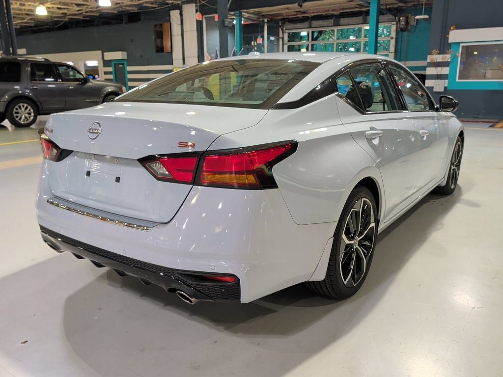 Used 2023 Nissan Altima 2.5 SR FWD image 8