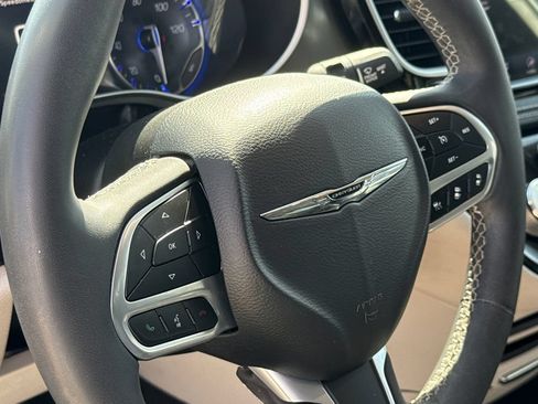 Used 2023 Chrysler Pacifica Touring-L FWD image 29