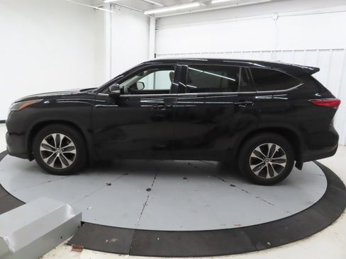 Used 2022 Toyota Highlander XLE AWD/4WD image 7