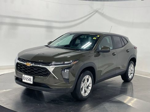 Used 2024 Chevrolet Trax LS w/ LS Convenience Package FWD image 8