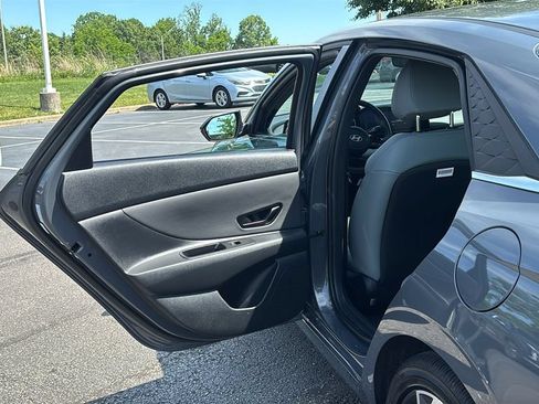 Used 2025 Hyundai Elantra Limited FWD image 27