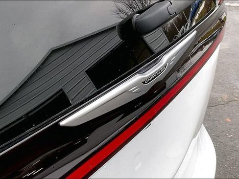 Used 2023 Chrysler Pacifica Touring image 23