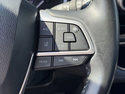 Used 2024 Toyota Highlander LE FWD image 23
