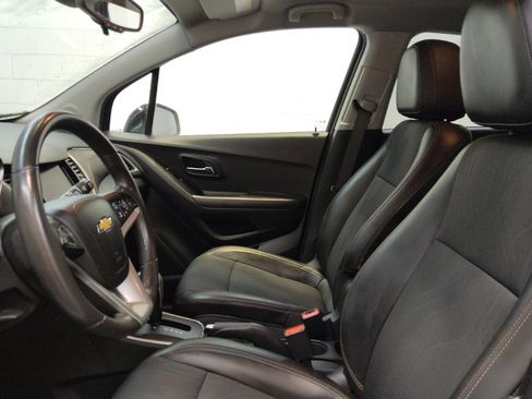 Used 2020 Chevrolet Trax LT w/ Redline Edition AWD/4WD image 17