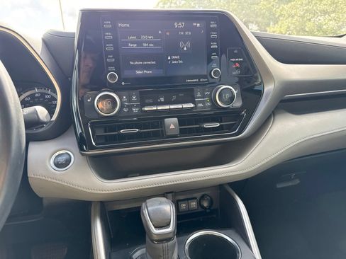 Used 2020 Toyota Highlander XLE AWD/4WD image 15