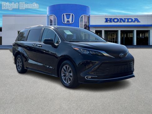 Used 2024 Toyota Sienna XLE image 8