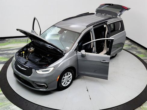 Used 2022 Chrysler Pacifica Touring-L FWD image 35