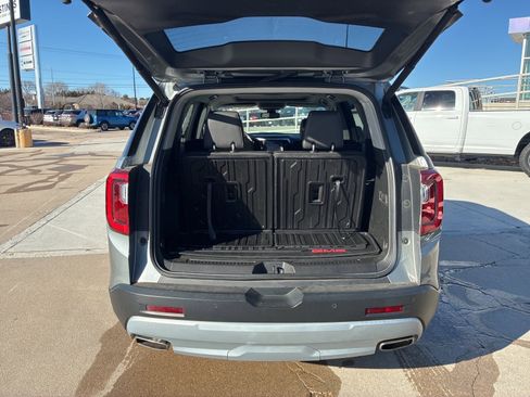 Used 2023 GMC Acadia SLT w/ LPO, Floor Liner Package image 5