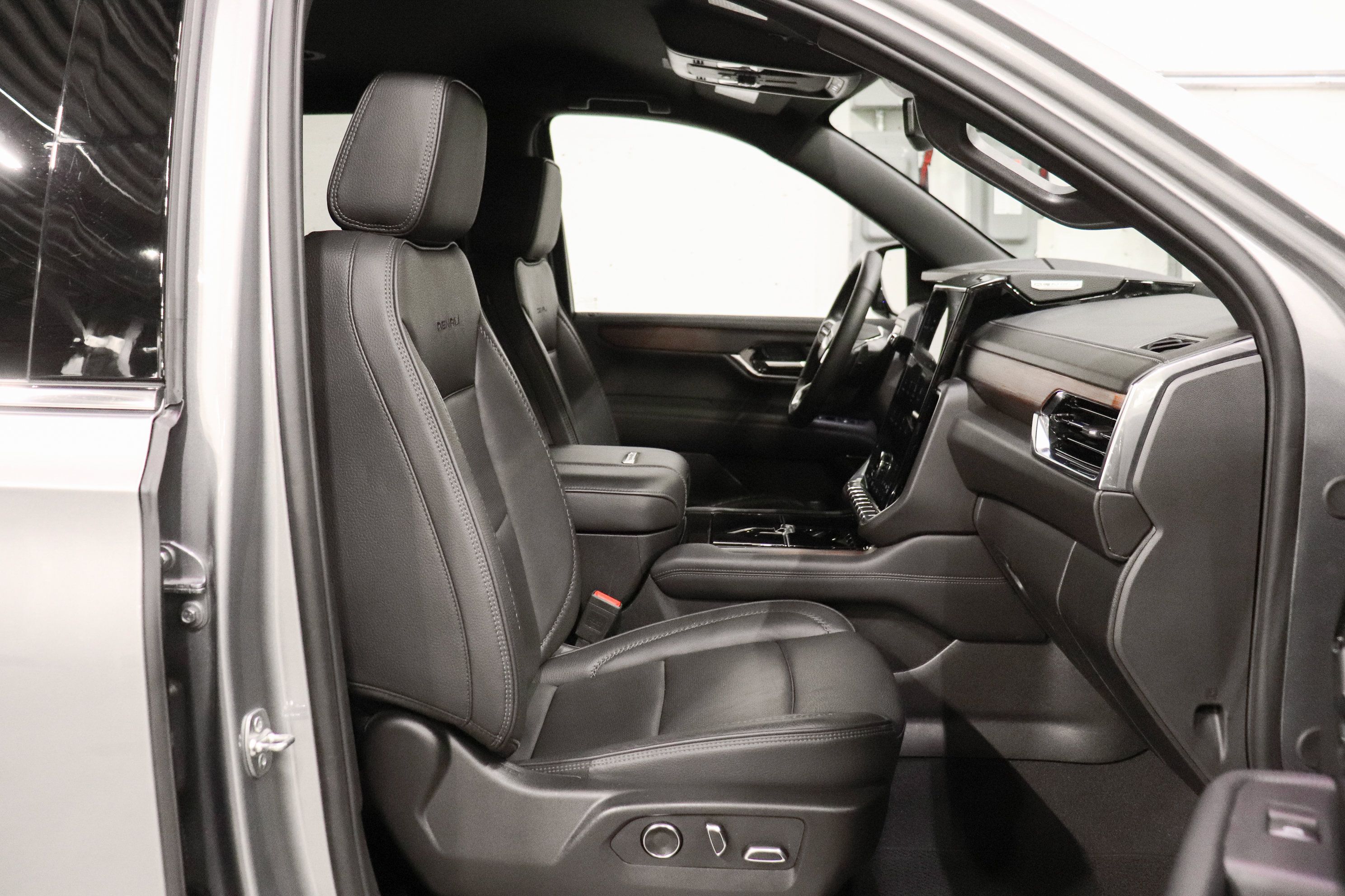 Used 2025 GMC Yukon XL Denali AWD/4WD image 16