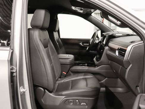 Used 2025 GMC Yukon XL Denali AWD/4WD image 16