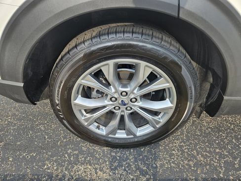 Used 2021 Ford Explorer XLT w/ Equipment Group 202A RWD image 11