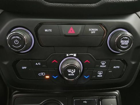 Used 2018 Jeep Renegade Trailhawk AWD/4WD image 17